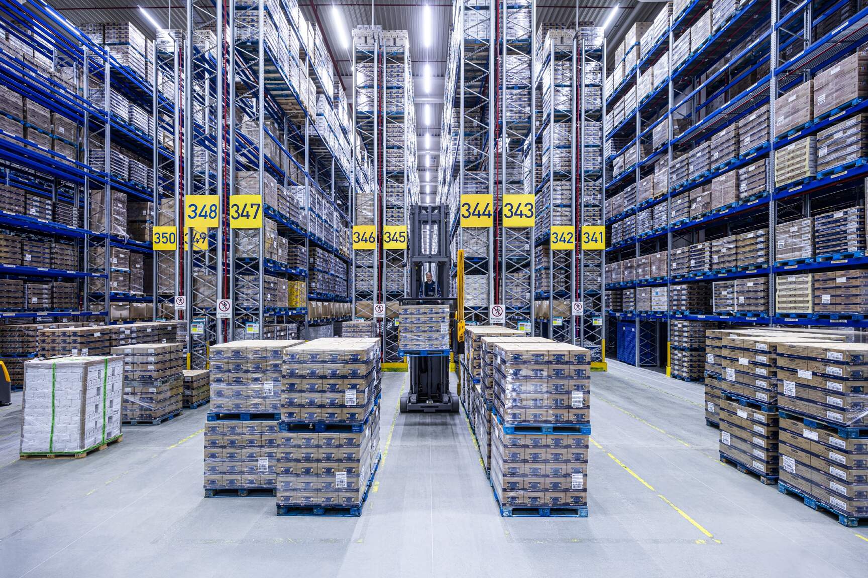 DACHSER USA proporciona capacidades de administración de inventario con procesamiento diario de envíos a centros logísticos de comercio electrónico en todo Estados Unidos.